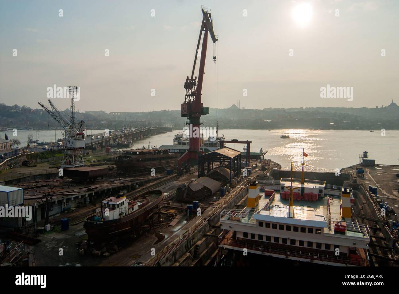 Beyoglu,İstanbul/Türkei - 3/23/2011:Sonnenuntergang auf der Werft von Halic Stockfoto