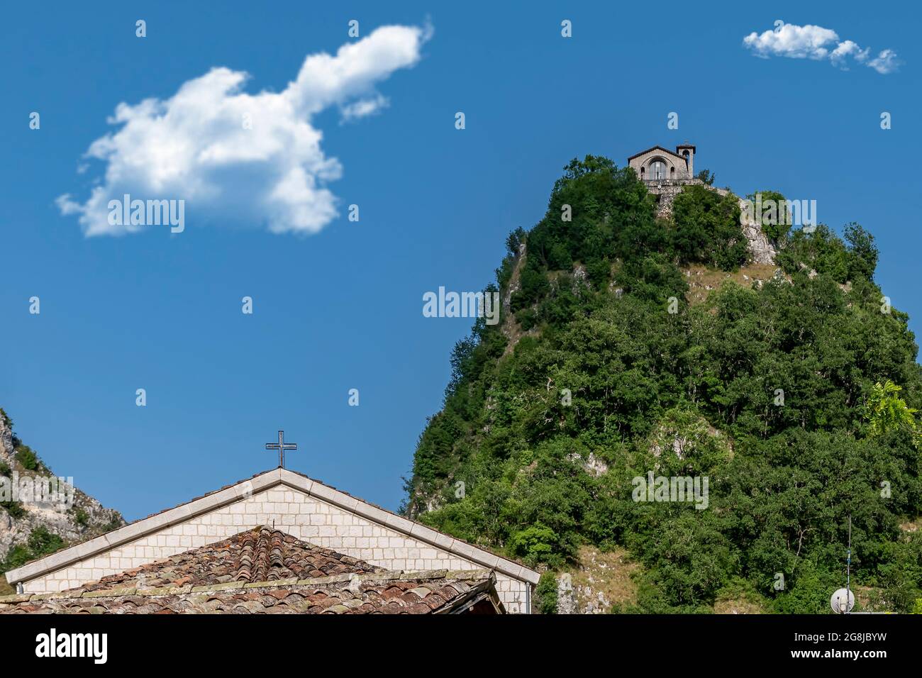 Blick von unten auf den Gebetskuppe von Roccaporena, Cascia, Italien, oder Sacro Scoglio, an einem sonnigen Tag Stockfoto