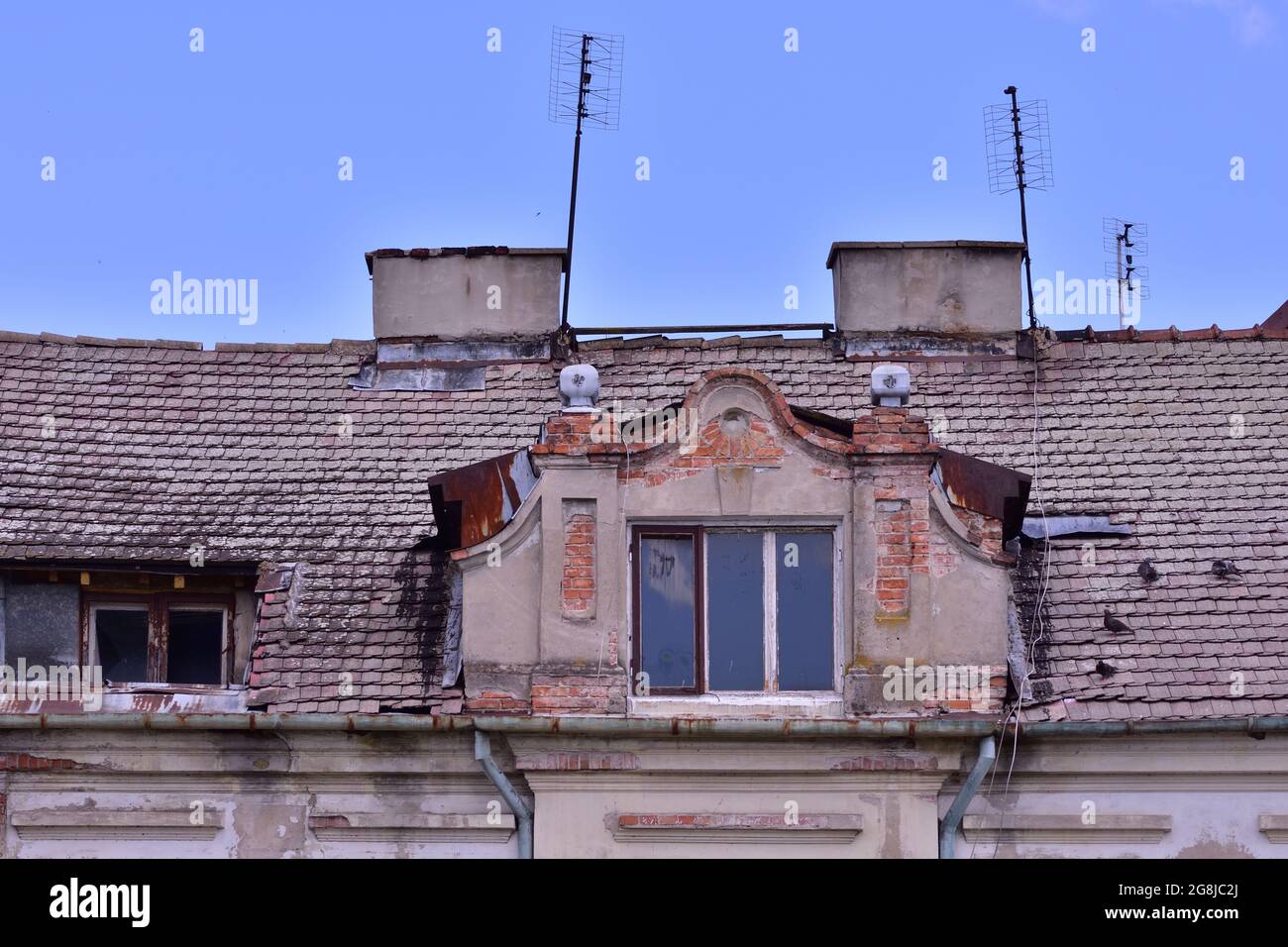 Das Dach eines alten, verfallenen und verlassenen Gebäudes. Sommer. Stockfoto