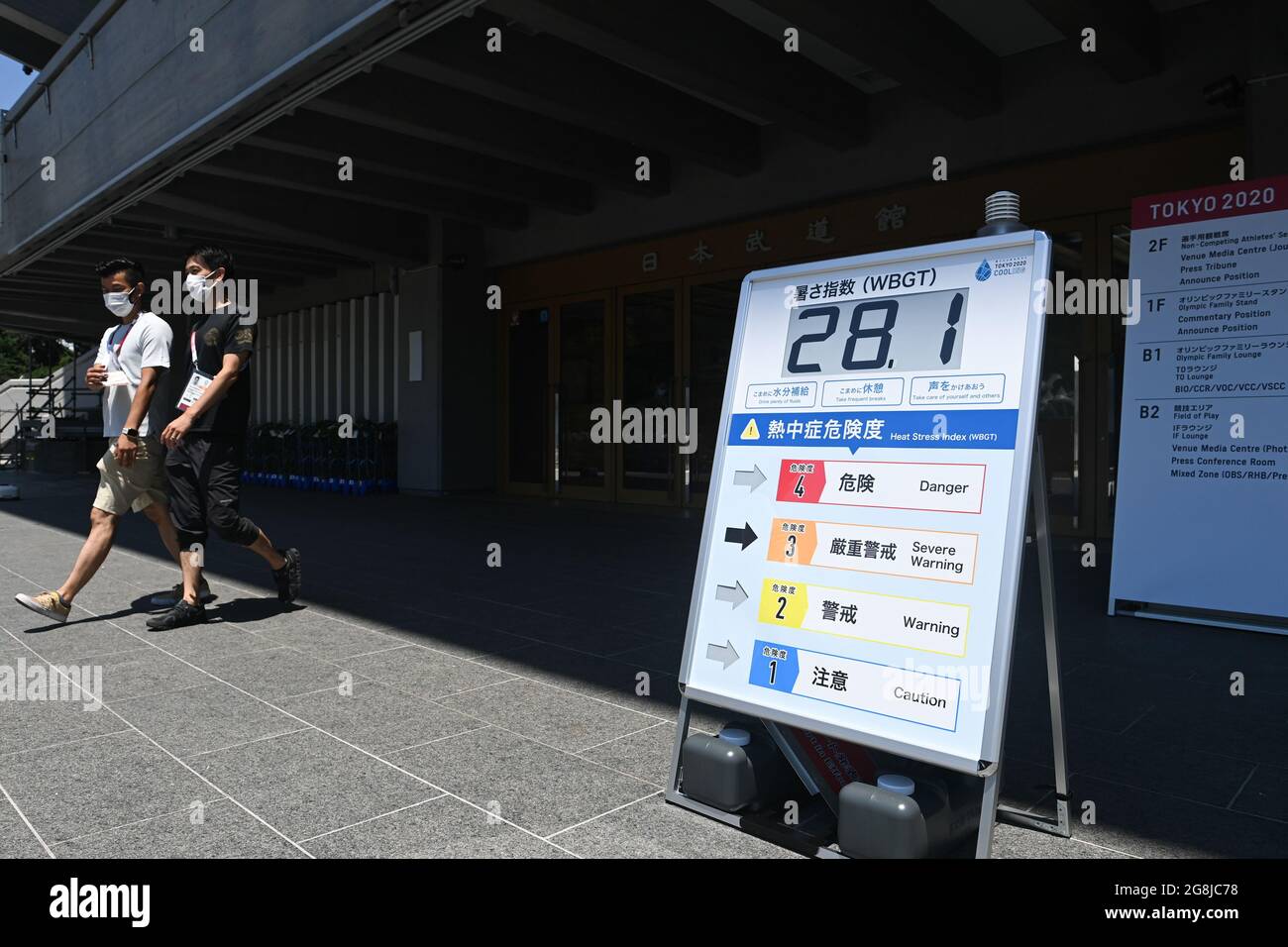 Tokio, Japan. Juli 2021. Eine Tafel mit Temperaturanzeige befindet sich außerhalb des Nippon Budokan in Tokio, Japan, 21. Juli 2021. Quelle: Du Yu/Xinhua/Alamy Live News Stockfoto