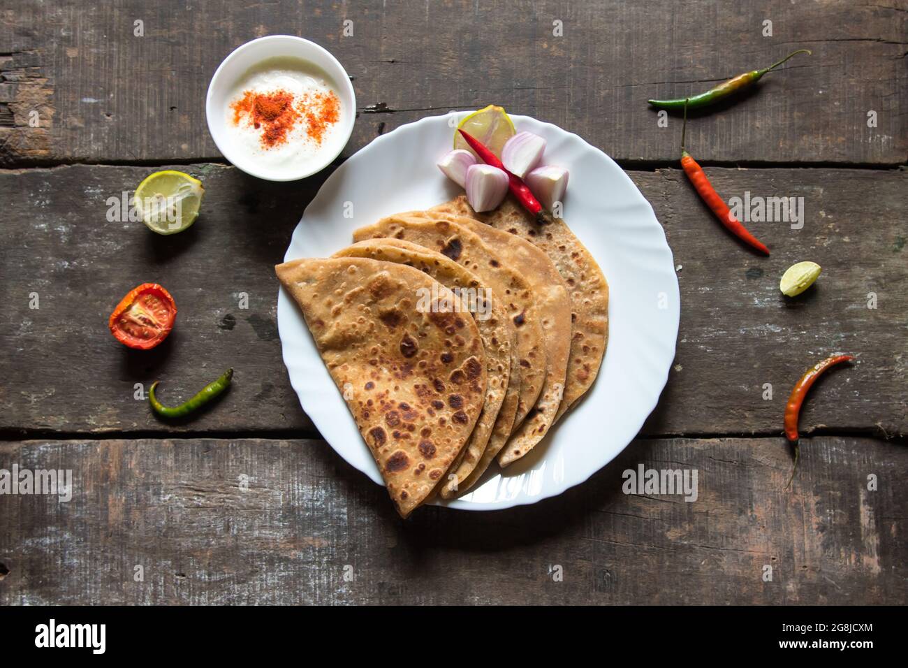 Gefüllter Sattu ka Paratha oder channa dal Paratha mit Gewürzen und Quark. Ein indisches Frühstücksgericht. Stockfoto