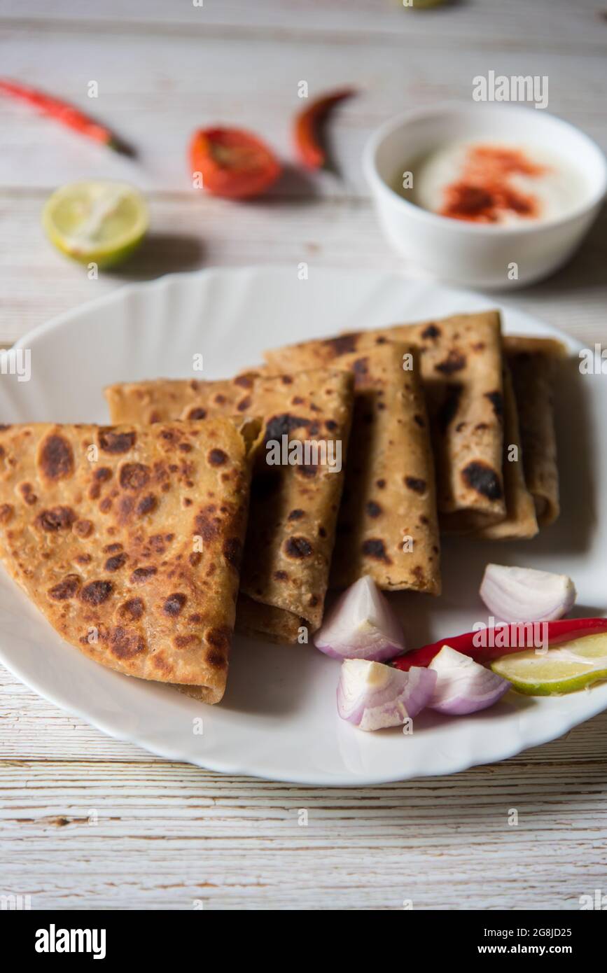 Gefüllter Sattu ka Paratha oder channa dal Paratha mit Gewürzen und Quark. Ein indisches Frühstücksgericht. Stockfoto