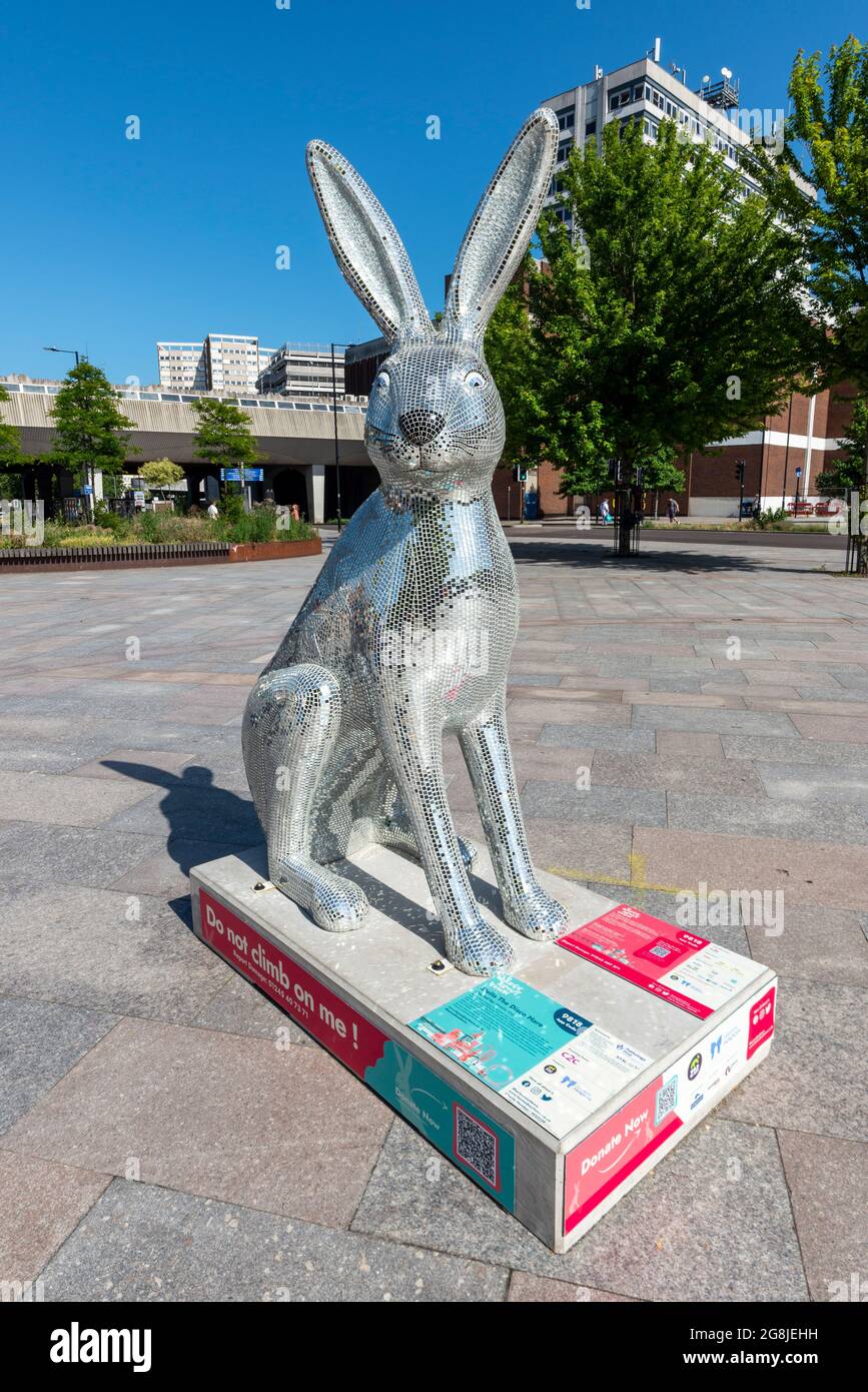 Glitzermosaik bedeckte Hasen über die Stadt riesige Hase Tier Skulptur Figur außerhalb Southend Victoria Station in Southend on Sea, Essex, UK Stockfoto