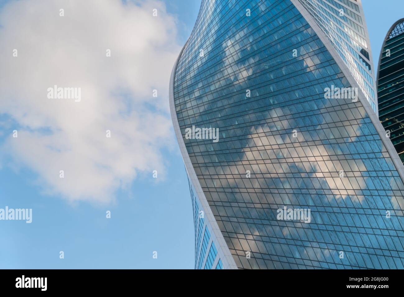 Spiegelung von weißen Wolken und blauer Himmel in Glaswand Moderner Wolkenkratzer Stockfoto