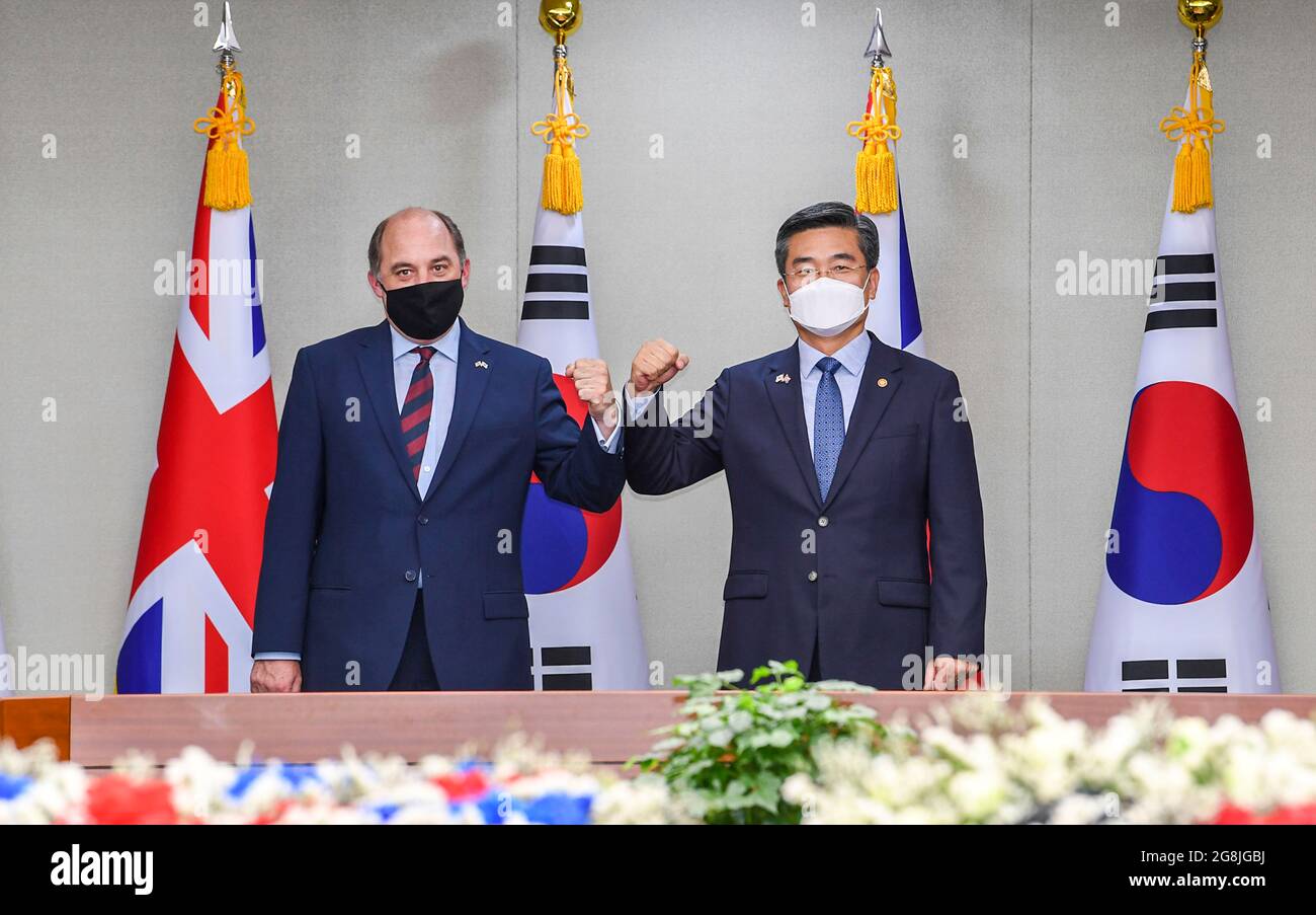 Seoul, Südkorea. Juli 2021. 21. Juli 2021-Seoul, Südkorea-in diesem Foto aufgenommen lieferte südkoreanische Verteidigungsministerium. Der südkoreanische und britische Verteidigungsminister treffen sich im Verteidigungsministerium in Seoul, Südkorea. Verteidigungsminister Suh Wook traf sich am Mittwoch mit seinem britischen Amtskollegen Ben Wallace in Seoul und diskutierte über Möglichkeiten zur Vertiefung der Zusammenarbeit, sagte das Verteidigungsministerium, da das europäische Land seine Präsenz in der Indo-Pazifik-Region ausbauen will. (Bild: © Pool via ZUMA Press Wire) Stockfoto