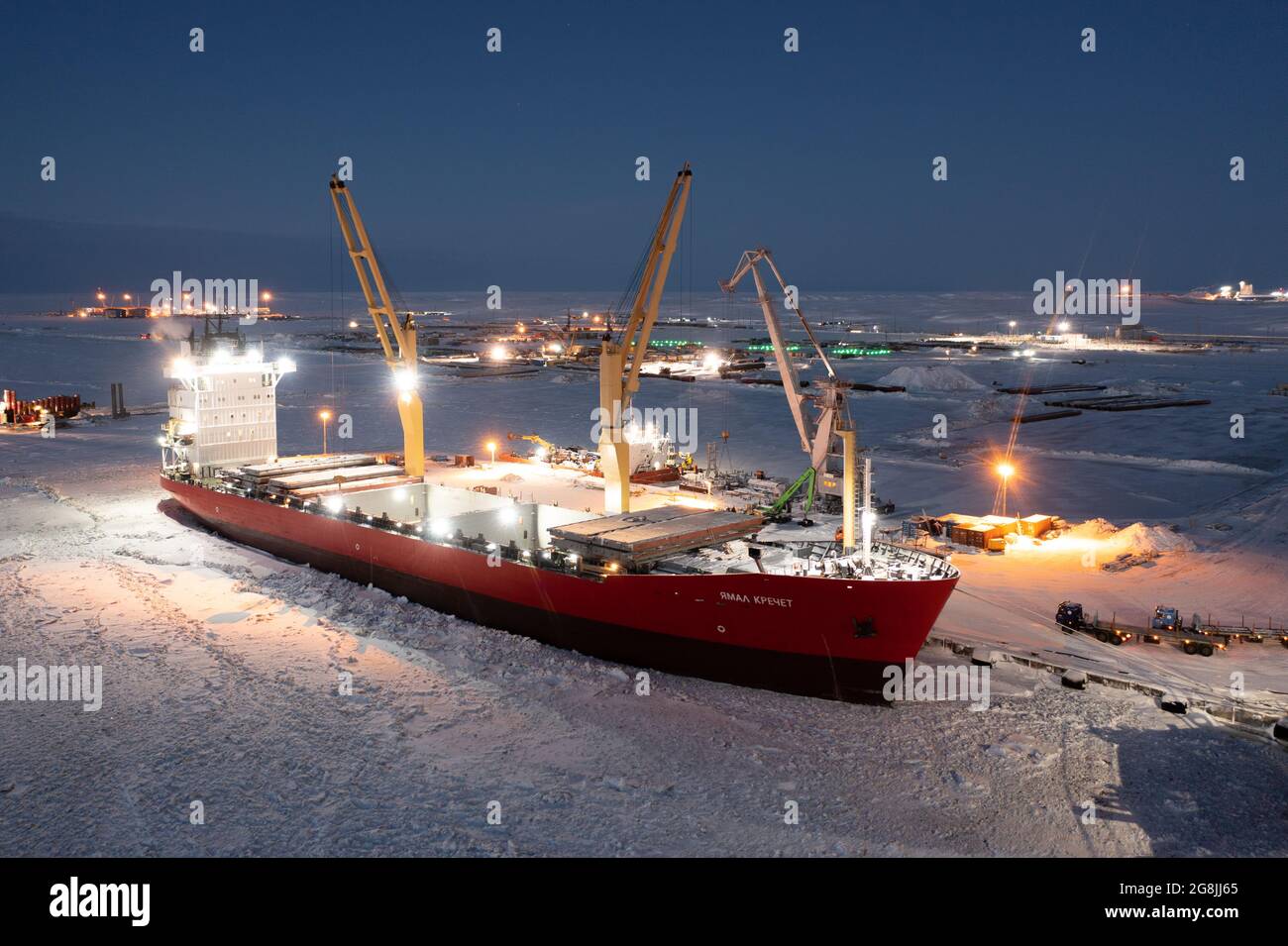 Sabetta, Region Tjumen, Russland - 07. Dezember 2020:das Schiff ist im Frachtbetrieb am Liegeplatz tätig. Das Schiff ist im Eis eingefroren. Stockfoto