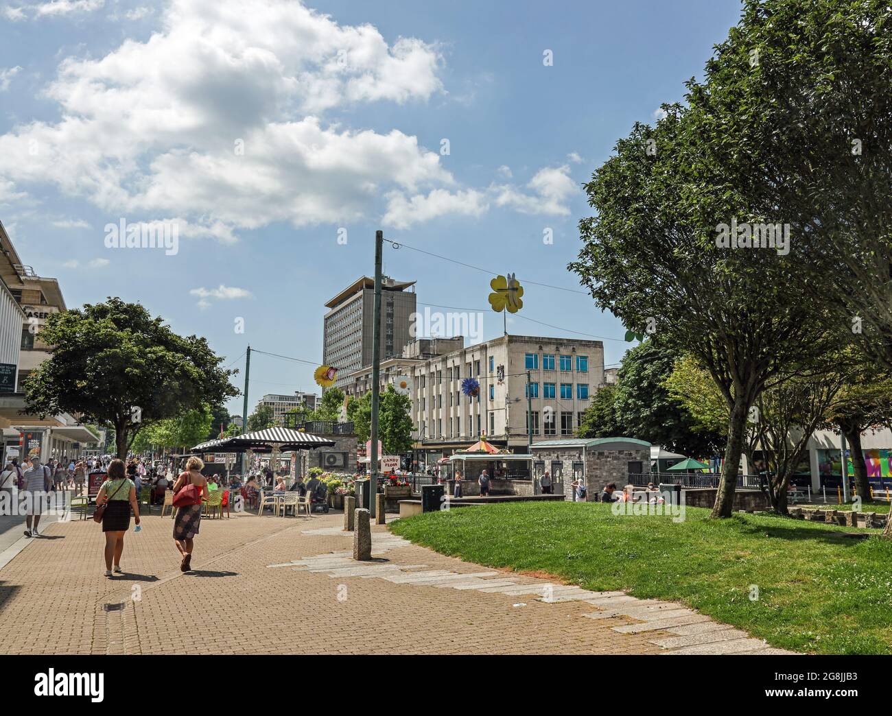 Der Armada Way von Plymouth im Stadtzentrum. Die Käufer kehren zurück, aber Mitte Juli 2021 wurde eine soziale Distanzierung durchgeführt. Bäume und Grafiken bringen Farbe in die Breite Stockfoto