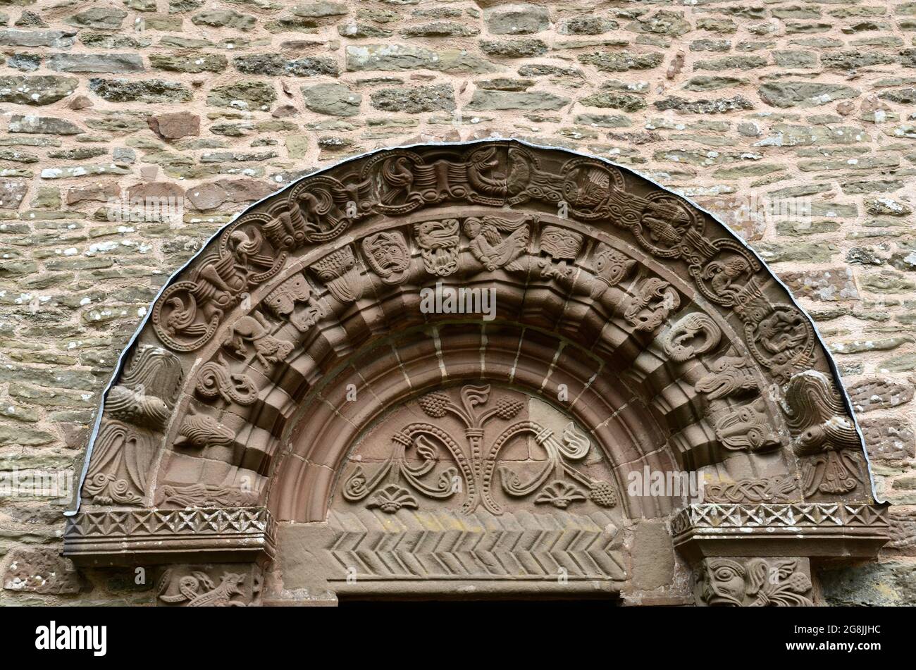 Kunstvoll geschnitztes Tympanon der South Door St. Mary and St. David Church Kilpeck Herefordshire England Großbritannien Stockfoto