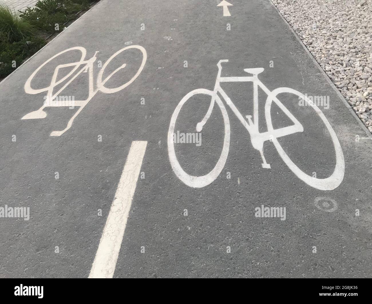 Asphalt- oder Asphaltstraße für Radweg als separate Straße mit geeigneten Straßenschildern Stockfoto