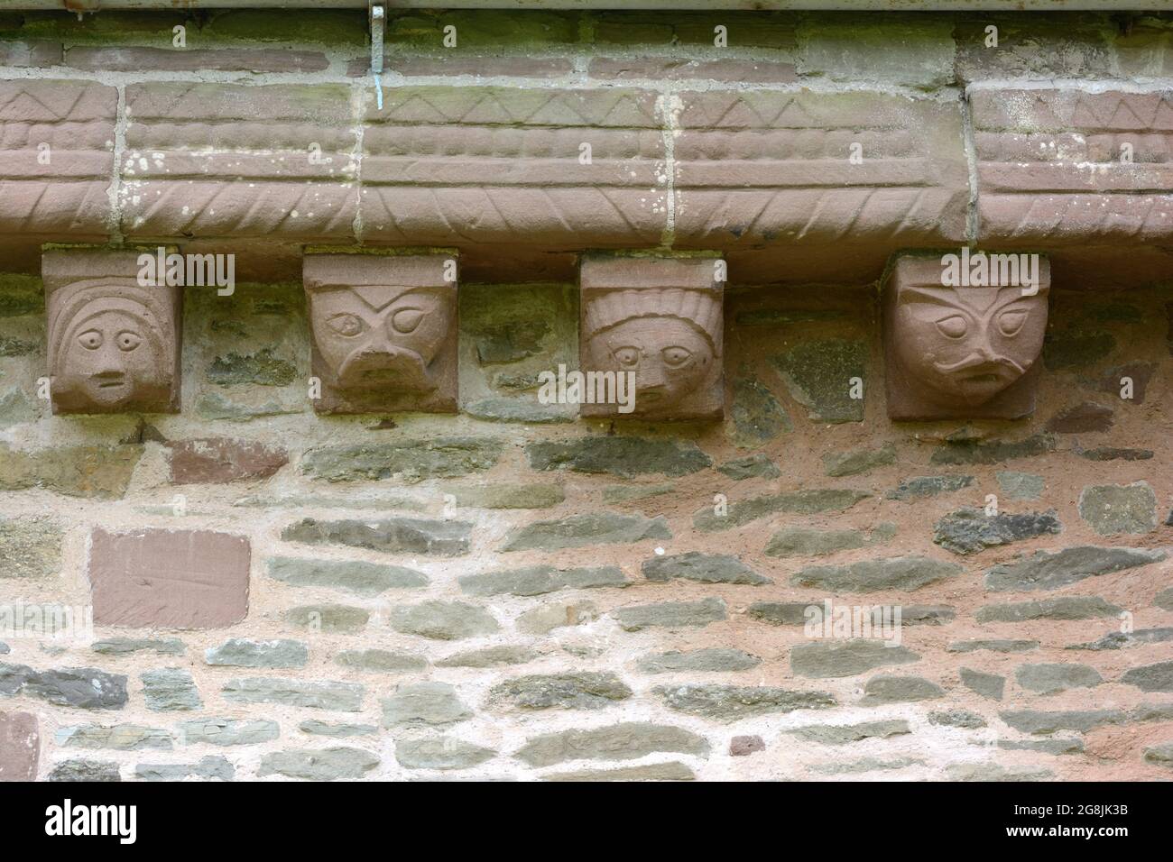 Historische, aus Stein gemeißelte Corbels St Mary and St David Church Kilpeck Herefordshire England Großbritannien Stockfoto