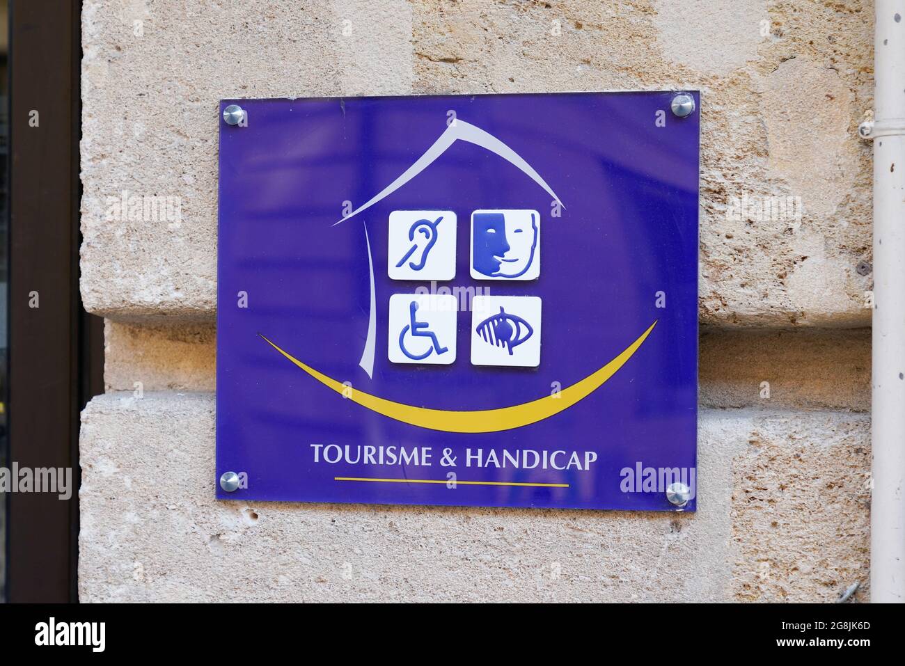 Bordeaux , Aquitaine Frankreich - 12 28 2020 : Tourismus und Behinderung Logo und Text-Zeichen an der Wand Staat frankreich garantiert Marke der französischen Gastfreundschaft und Stockfoto