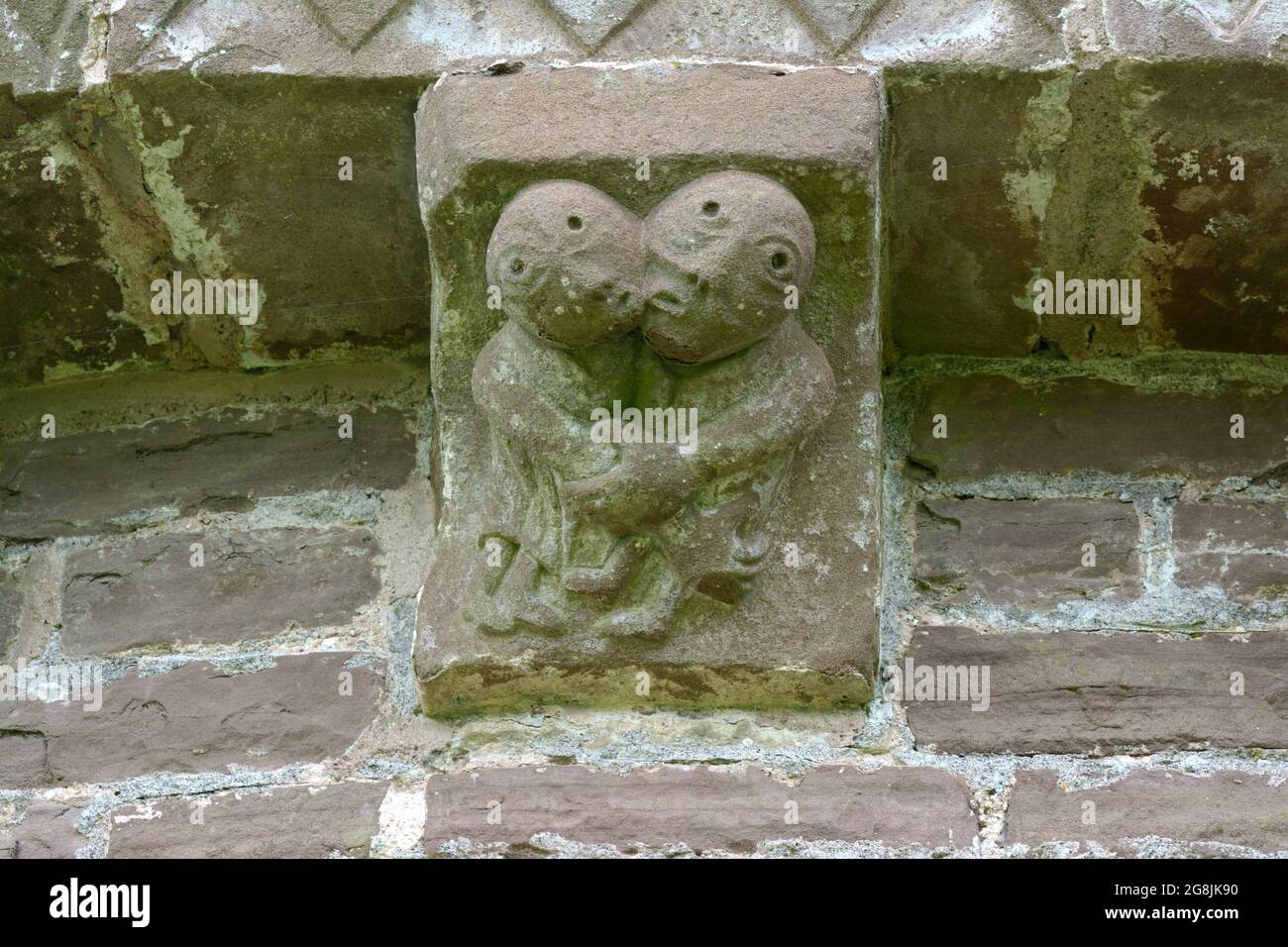 Historische, aus Stein gemeißelte Corbels St Mary and St David Church Kilpeck Herefordshire England Großbritannien Stockfoto