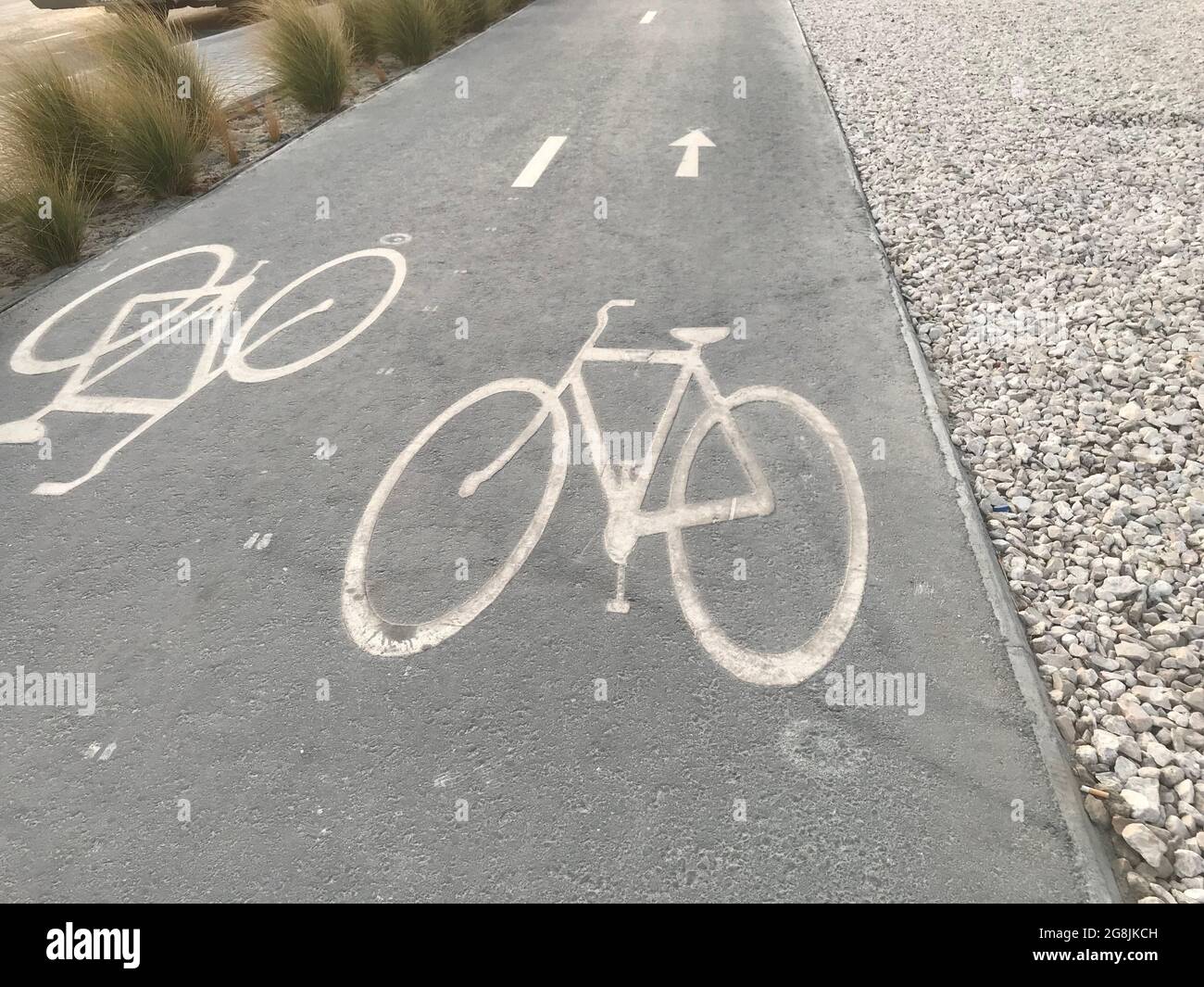 Asphalt- oder Asphaltstraße für Radweg als separate Straße mit geeigneten Straßenschildern Stockfoto