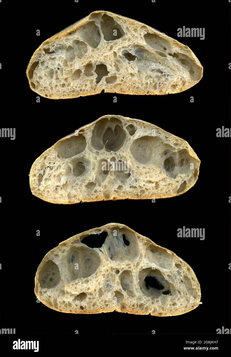 Drei Scheiben Sauerteig-Brot auf schwarzem Hintergrund mit innerer Struktur Stockfoto