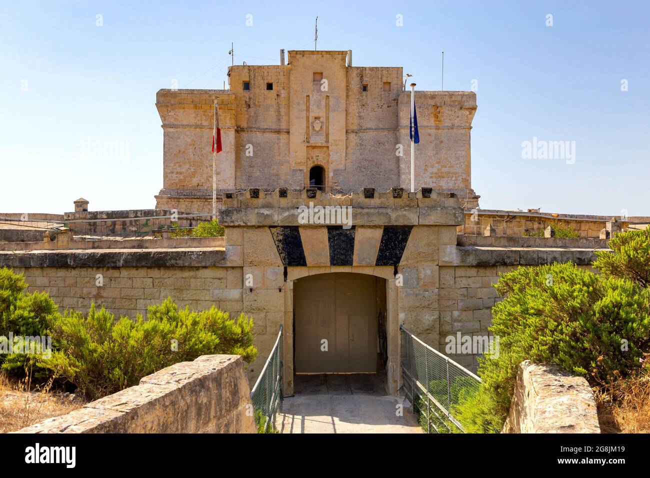 Der alte Steinturm von St. Lucian und die Festung über der Bucht. Marsaxlokk. Malta. Stockfoto
