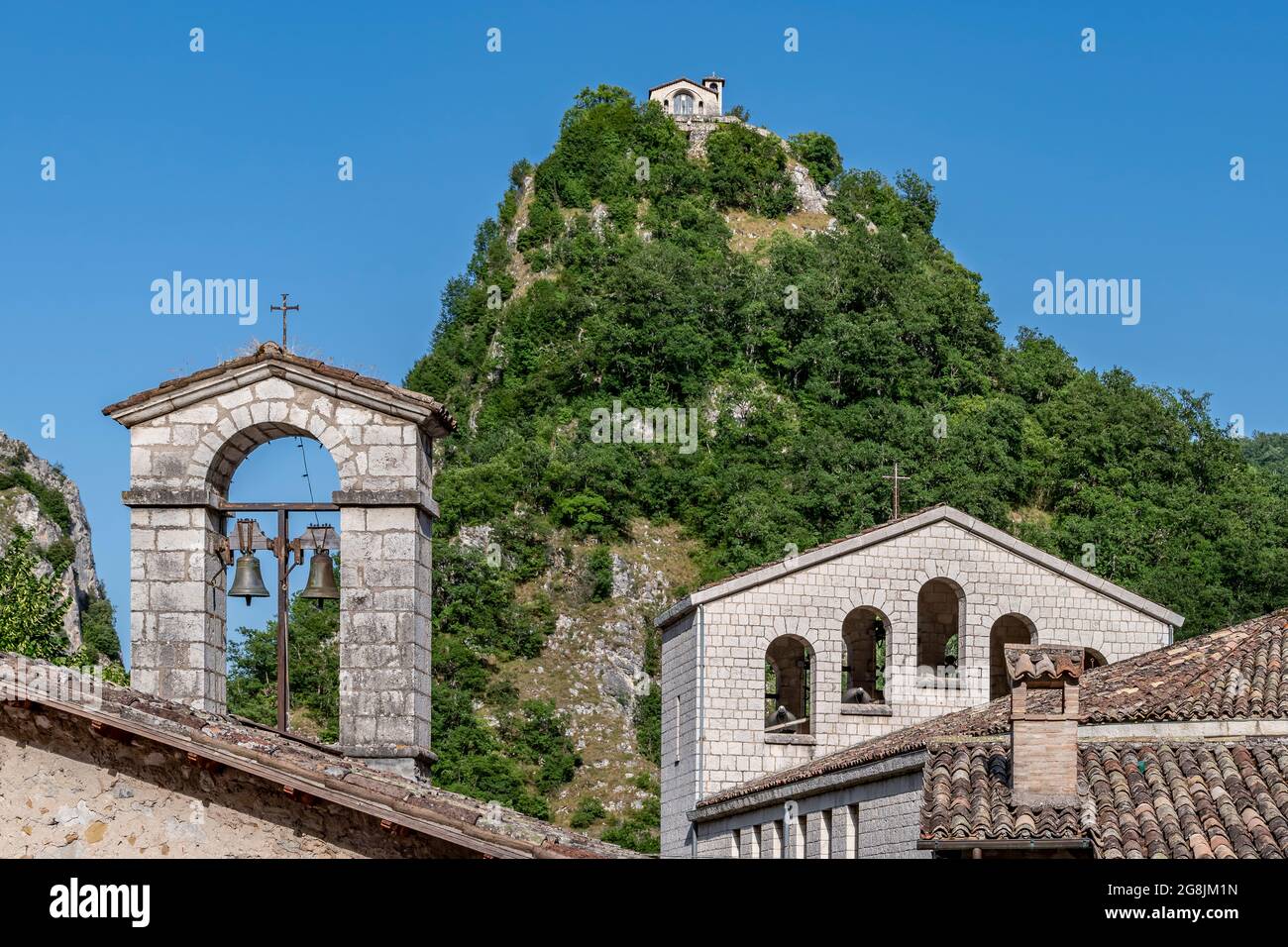 Blick von unten auf den Gebetskuppe von Roccaporena, Cascia, Italien, oder Sacro Scoglio, vom Stadtzentrum aus gesehen Stockfoto