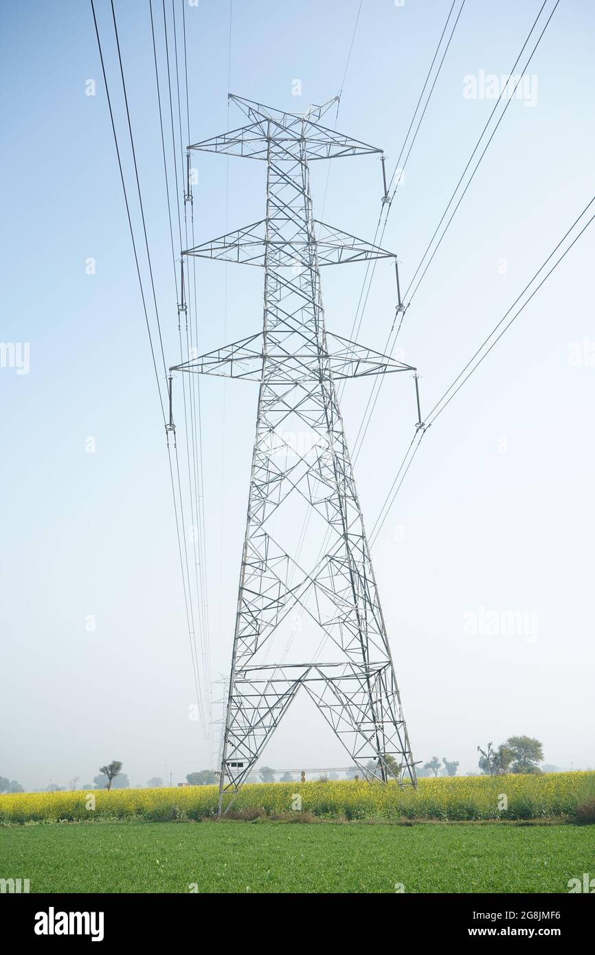 NOIDA, INDIEN - 11. Jan 2021: Turm der Durchsuchung im Senffeld Stockfoto