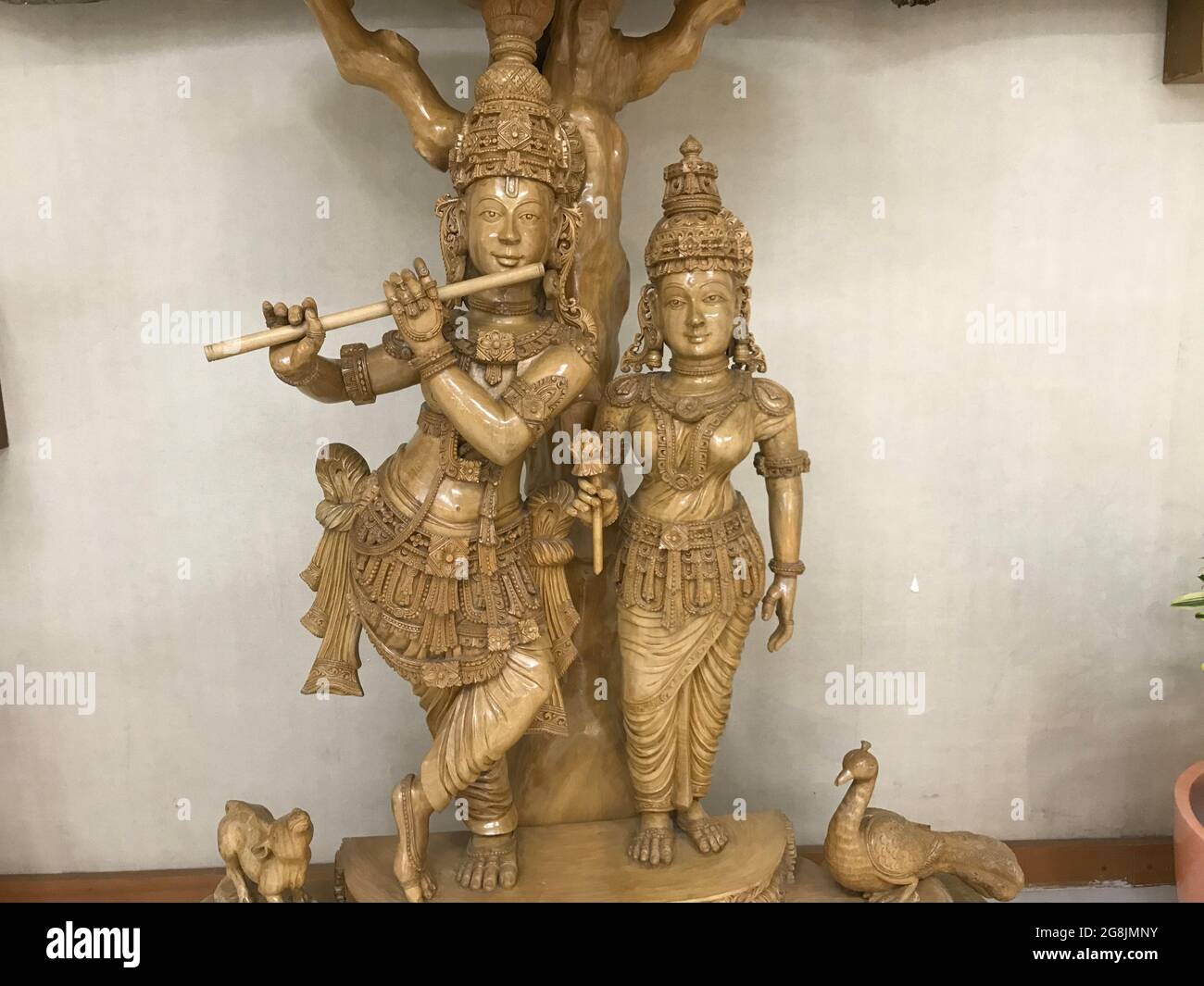 Lord Krishna und seine Göttin stehende Statuen werden an heiliger Stelle eines Chennai gehalten und repräsentieren den Hinduismus in südindien Stockfoto