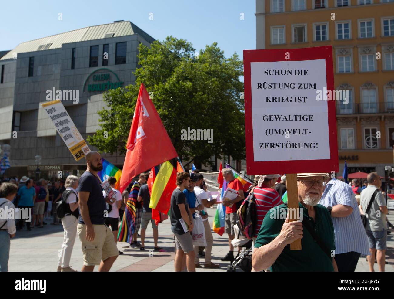Schild mit Aufschrift schon die Rüstung zum Krieg ist gewaltige Umweltzerstoerung. Am 31. August 2019 habe einige Hundert Menschen für Frieden und Abrüstung demonstriert. (Foto: Alexander Pohl/Sipa USA) Quelle: SIPA USA/Alamy Live News Stockfoto