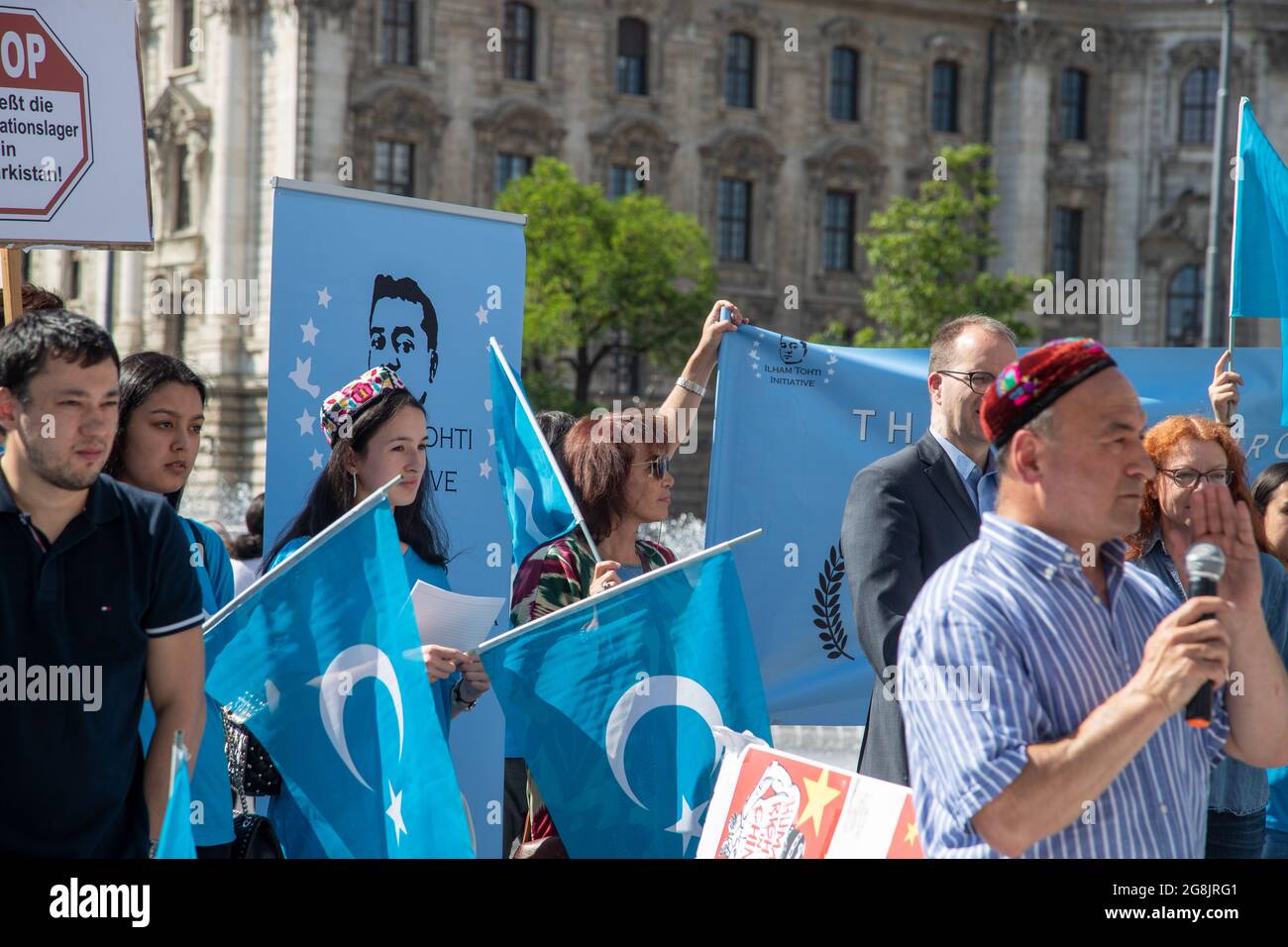 Zum Gedenken an das Massaker vom am 5. Juli 2009 Haben sich am 4. Juli 2020 ca. 100 Uiguren in München sammeln. The Demonstrant*innen haben gegen die aktuelle Situation und die Unterdrückung der muslimischen Minderheit in China protestiert. - zum Gedenken an das Massaker vom 5. Juli 2009 haben sich am 4. Juli 2020 in München mehr als hundert Uiguren für die Freiheit und gegen die Unterdrückung der muslimischen Minderheit eingesetzt. (Foto: Alexander Pohl/Sipa USA) Quelle: SIPA USA/Alamy Live News Stockfoto