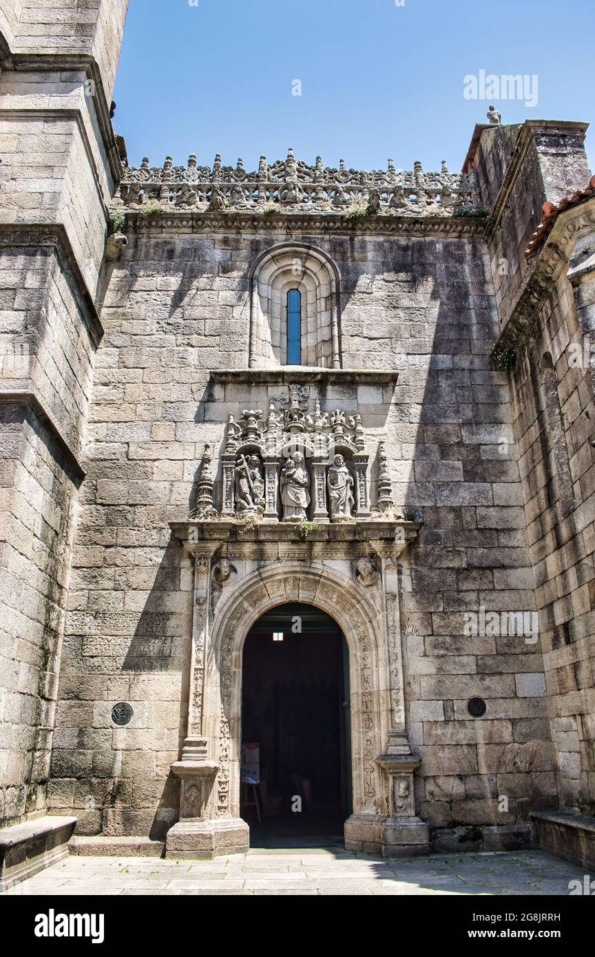 Tür an der Südfassade der Basilika Santa Maria la Mayor in Pontevedra, Spanien Stockfoto