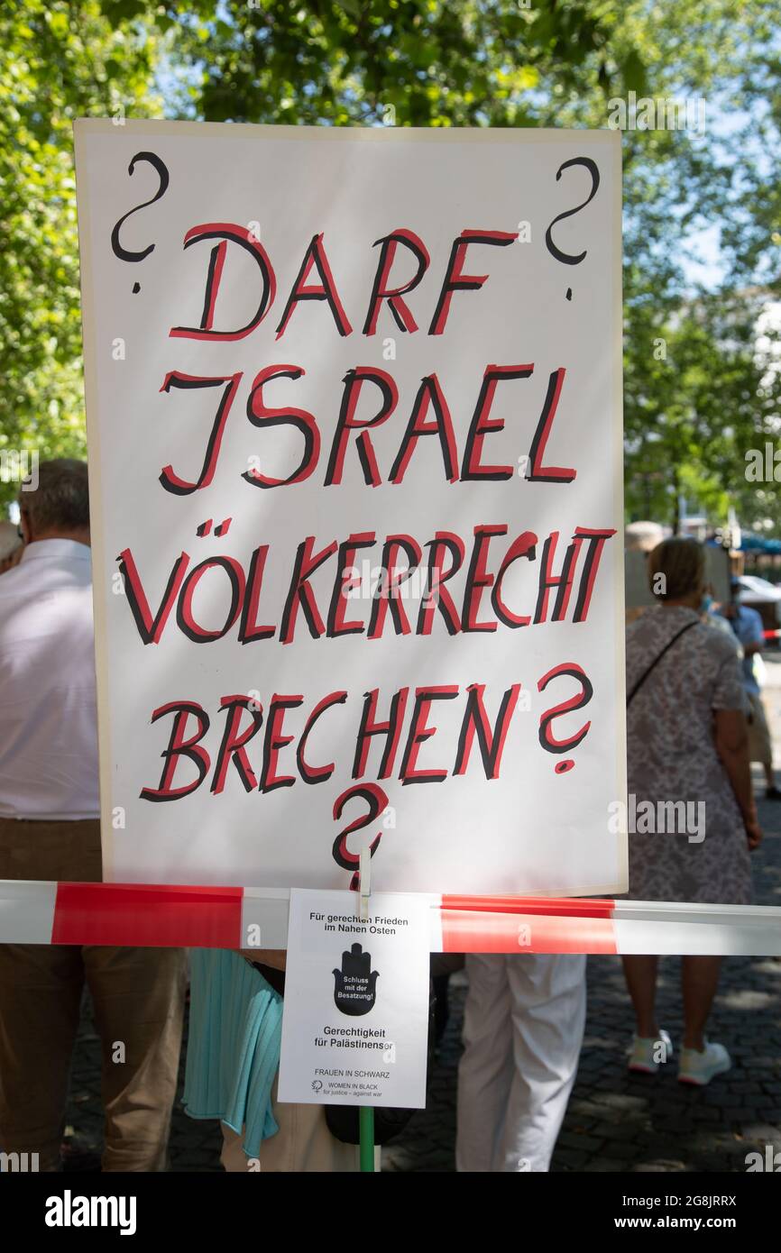 Schild: 'Darf Israel Völkerrecht brechen? ' Am 13. Juni 2020 haben sich bis zu Hundert Menschen zu einer Kundgebung und Mahnwache am Rotkreuzplatz in München sammelt, um gegen die Annexionspläne der israelischen Regierung von Benjamin Netanjahu und Benny Gantz der Westbank zu protestieren. (Foto: Alexander Pohl/Sipa USA) Quelle: SIPA USA/Alamy Live News Stockfoto