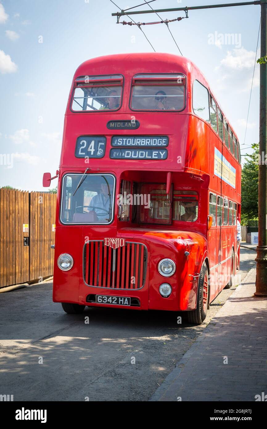 Roter Doppeldeckerbus nach dem Krieg, Black Country Museum, Dudley, Großbritannien Stockfoto