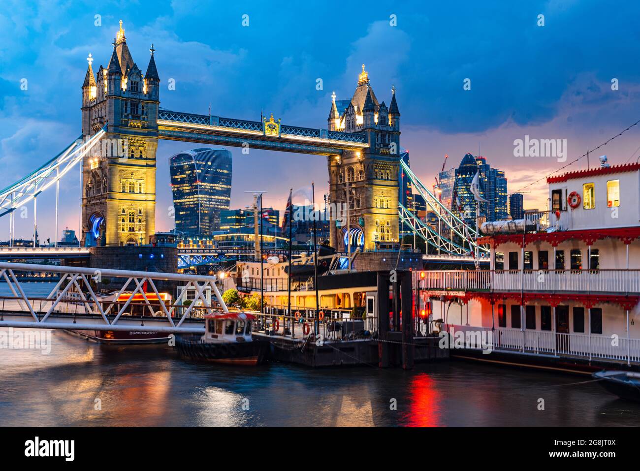 Blick über die Tower Bridge in Richtung Finanzviertel, London, Großbritannien Stockfoto