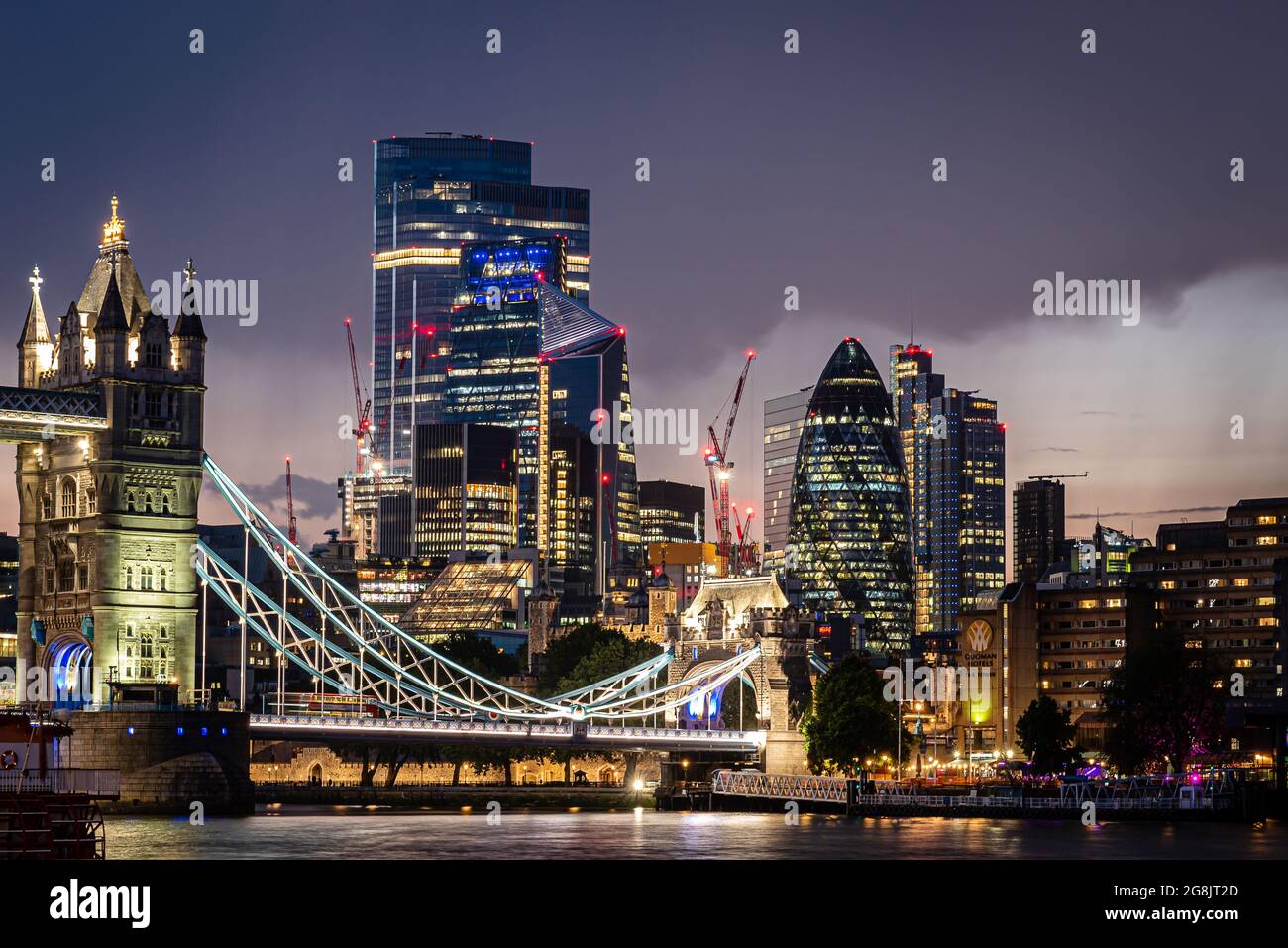 Blick über die Tower Bridge in Richtung Finanzviertel, London, Großbritannien Stockfoto