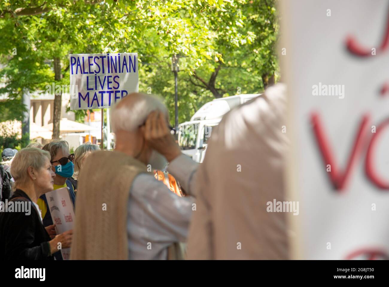 Schild: Palästinenser Lebt Von Bedeutung. Am 13. Juni 2020 haben sich bis zu Hundert Menschen zu einer Kundgebung und Mahnwache am Rotkreuzplatz in München sammelt, um gegen die Annexionspläne der israelischen Regierung von Benjamin Netanjahu und Benny Gantz der Westbank zu protestieren. (Foto: Alexander Pohl/Sipa USA) Quelle: SIPA USA/Alamy Live News Stockfoto