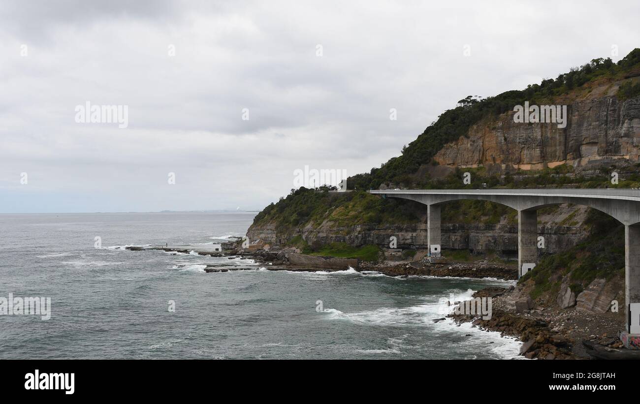 SYDNEY, AUSTRALIEN - Nov 25, 2020: Eine wunderschöne Aussicht auf eine Sea Cliff Bridge liegt in Australien, Grand Pacific Drive. Stockfoto