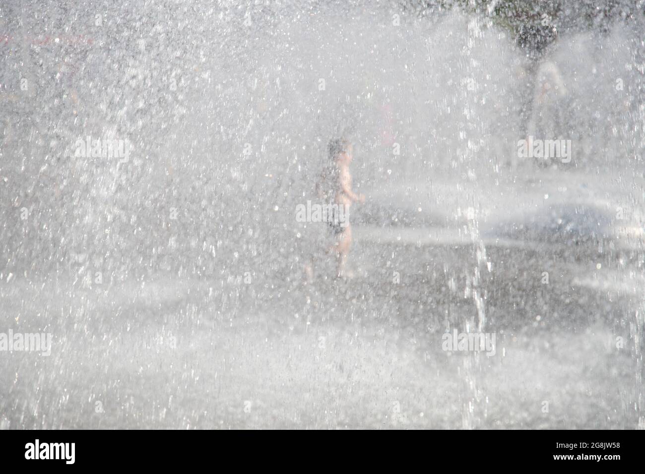 Kinder suchen im Brunnen am Stachus Kühlung. Menschen am 13. Juni 2020 sind in der Fußgängerzone in München trotz Corona in bester Kauflaune. Die Straßen und Geschäfte sind voll. (Foto: Alexander Pohl/Sipa USA) Quelle: SIPA USA/Alamy Live News Stockfoto