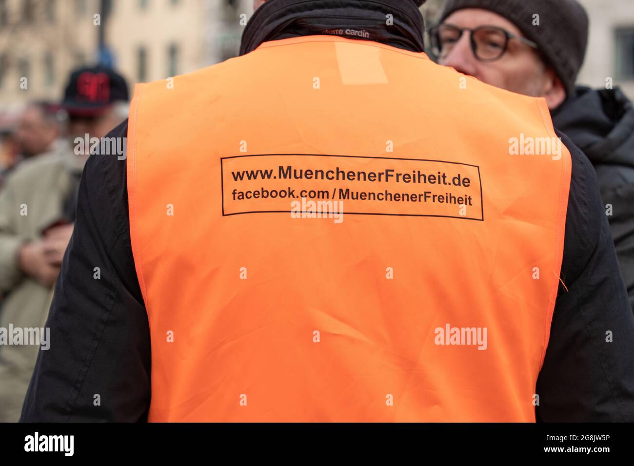 Mann mit orangener Weste mit der Aufschrift MuenchenerFreiheit.de in München haben sich 100 - 150 Gegnerinnen und Gegner von Fahrverboten sammelt. Organized is the Demo of the Automobilclub Mobil. Auch einige Rechtsextreme und AfD-Funktionen haben an der Kundenumgebung teilgenommen und ausgeredet. (Foto: Alexander Pohl/Sipa USA) Quelle: SIPA USA/Alamy Live News Stockfoto