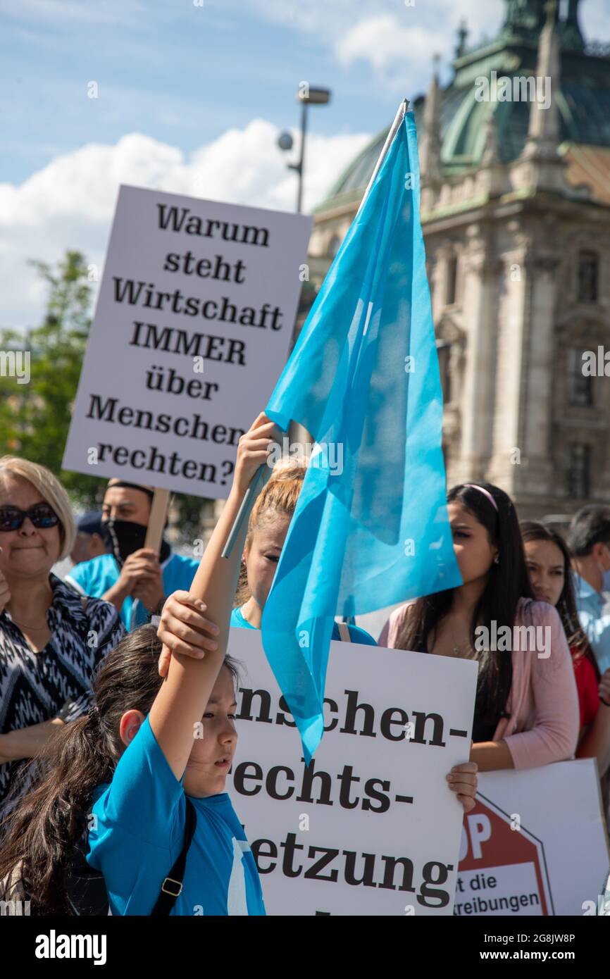 Zum Gedenken an das Massaker vom am 5. Juli 2009 Haben sich am 4. Juli 2020 ca. 100 Uiguren in München sammeln. The Demonstrant*innen haben gegen die aktuelle Situation und die Unterdrückung der muslimischen Minderheit in China protestiert. - zum Gedenken an das Massaker vom 5. Juli 2009 haben sich am 4. Juli 2020 in München mehr als hundert Uiguren für die Freiheit und gegen die Unterdrückung der muslimischen Minderheit eingesetzt. (Foto: Alexander Pohl/Sipa USA) Quelle: SIPA USA/Alamy Live News Stockfoto