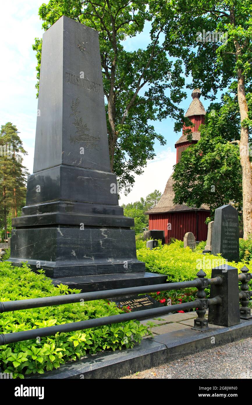 Das Grab von Elias Lönnrot und seiner Familie in Sammati, Finnland. Elias Lönnrot ist vor allem dafür bekannt, das finnische Nationalepos Kalevala zu erschaffen. Juni 2021 Stockfoto