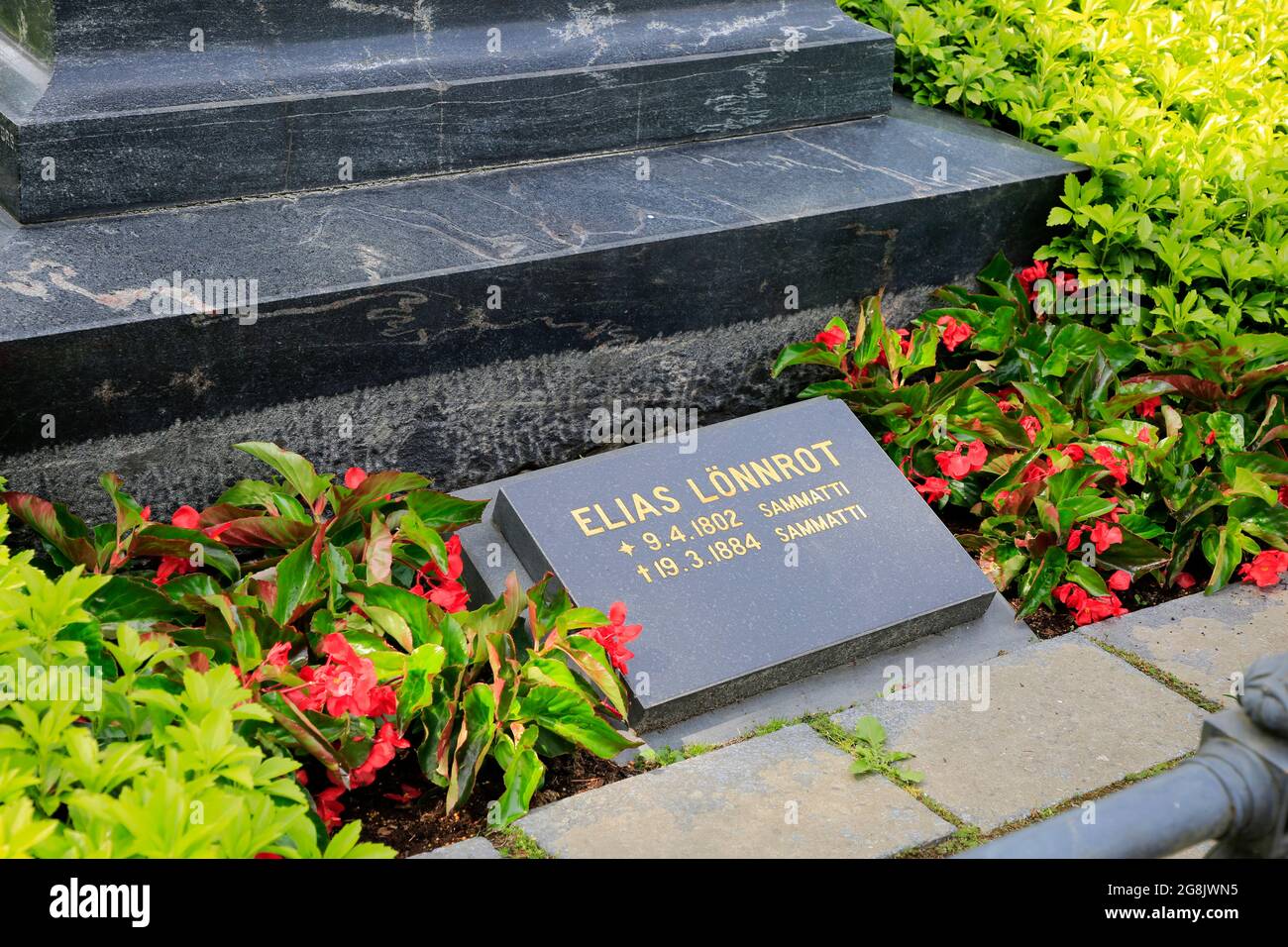 Das Grab von Elias Lönnrot in Sammati, Finnland. Elias Lönnrot ist vor allem dafür bekannt, das finnische Nationalepos Kalevala zu erschaffen. 25. Juni 2021. Stockfoto