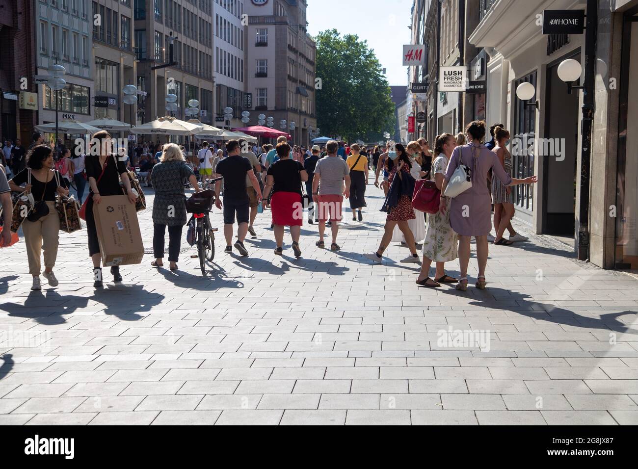 Menschen am 13. Juni 2020 sind in der Fußgängerzone in München trotz Corona in bester Kauflaune. Die Straßen und Geschäfte sind voll. (Foto: Alexander Pohl/Sipa USA) Quelle: SIPA USA/Alamy Live News Stockfoto