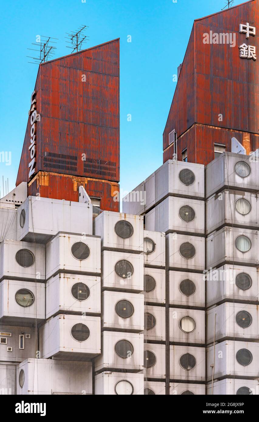 tokio, japan - juli 05 2021: Nahaufnahme auf dem verrosteten Wellblechdach des berühmten Nakagin Capsule Tower-Gebäudes, das 1972 vom Japaner A geschaffen wurde Stockfoto