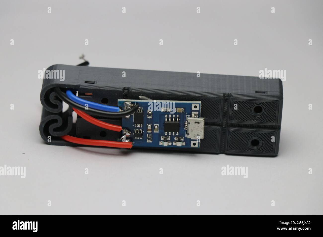 3D-gedrucktes Akkuladegerät mit extern platziertem Lithium-Ionen-Akkulademodul mit Kabelanschluss Stockfoto