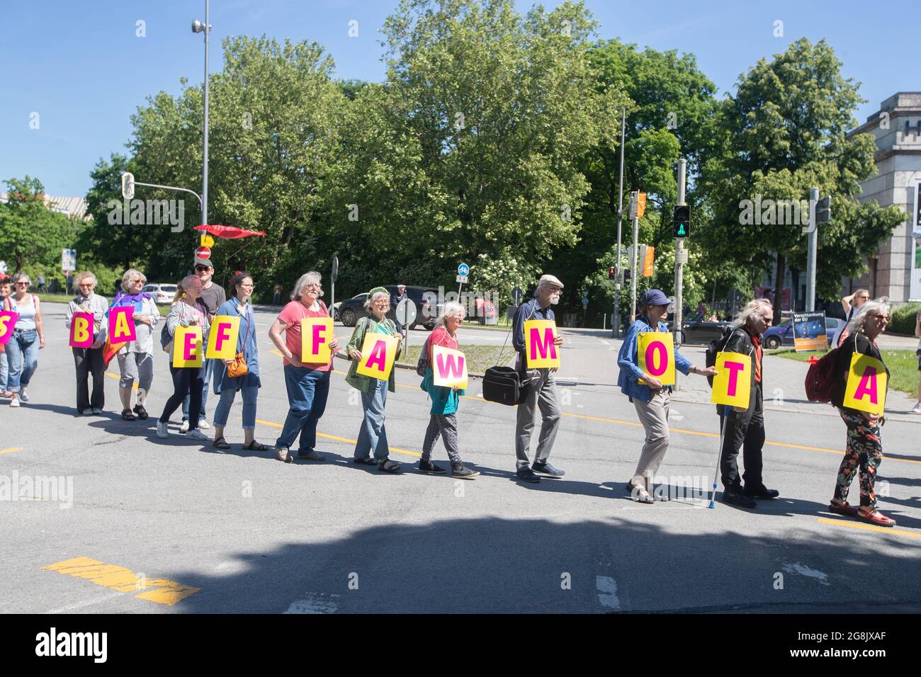 Friedensaktivisten mit der gesandten Lesung „ Atomwaffen abschaffen “. In München nahmen einige Hundert Menschen an einer Demonstration gegen Atomwaffen und für die Erhaltung des Vertrags über die Kernwaffen mittlerer Reichweite (INF-Vertrag) Teil. (Foto von Alexander Pohl/Sipa USA) Stockfoto