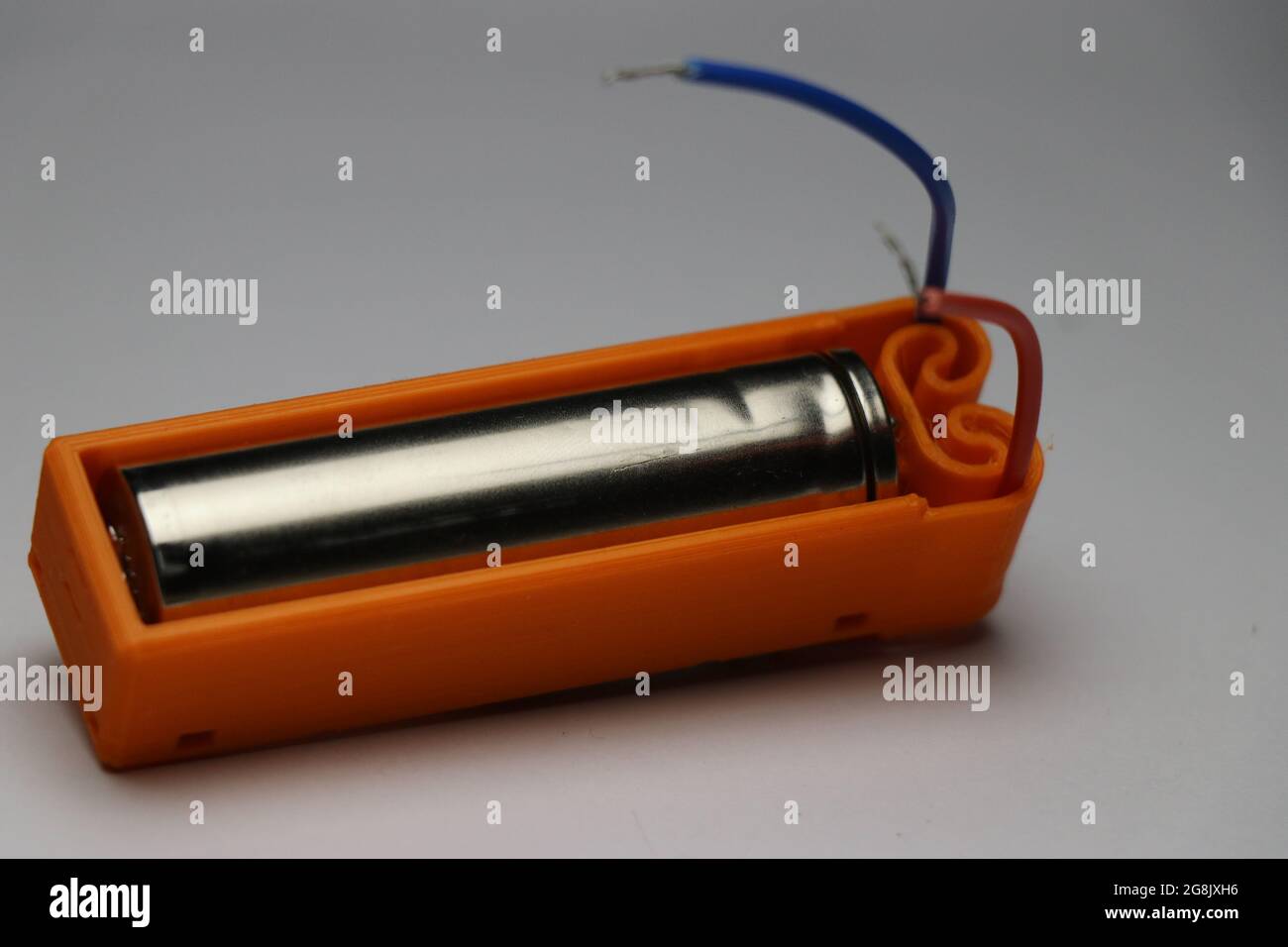 Glänzender Lithium-Ionen-Akku im Batteriehalter zur Stromversorgung verschiedener Elektronikprojekte Stockfoto