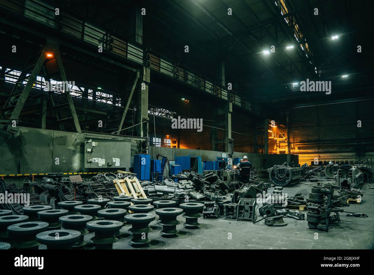 Metallurgische Fabrik Werkstatt Innenraum mit Metallprodukten bereit für die Verarbeitung, Schwerindustrie. Stockfoto