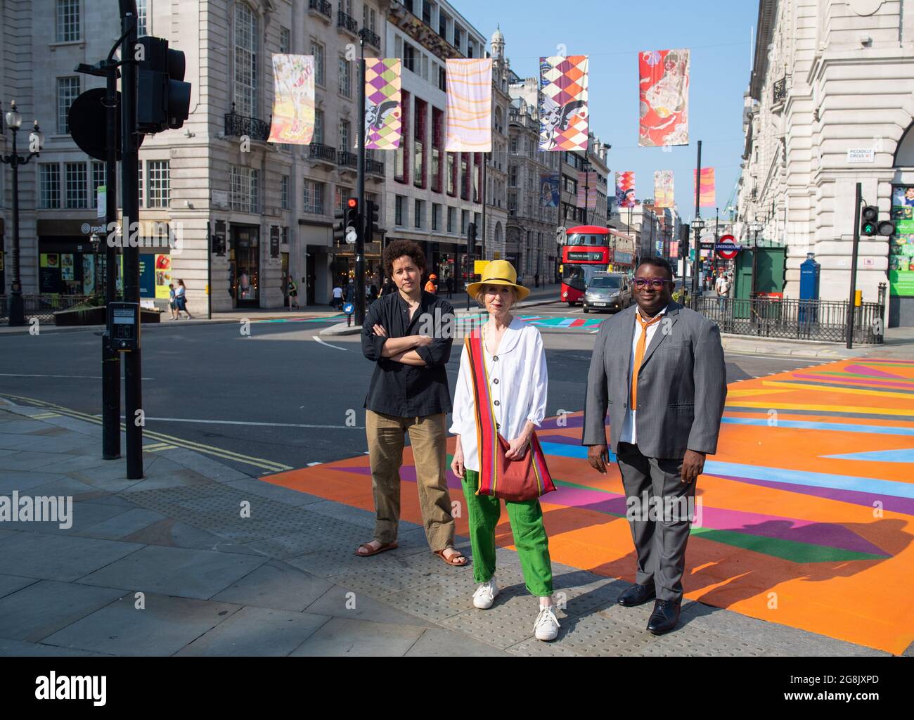 Künstler (von links nach rechts) Michael Armitage, Vanessa Jackson und Issac Julian im Piccadilly Circus, London, als Teil von 'The Piccadilly Art TakeoverÕ, wo Künstler ausgewählt wurden, um ihre Kunst zum Piccadilly Circus im Zentrum Londons zu bringen. Die Übernahme ist eine Partnerschaft zwischen der Royal Academy of Arts und Art of London, die von Sky Arts, Piccadilly Lights, Westminster City Council und dem Bürgermeister von London unterstützt wird. Bilddatum: Mittwoch, 21. Juli 2021. Stockfoto