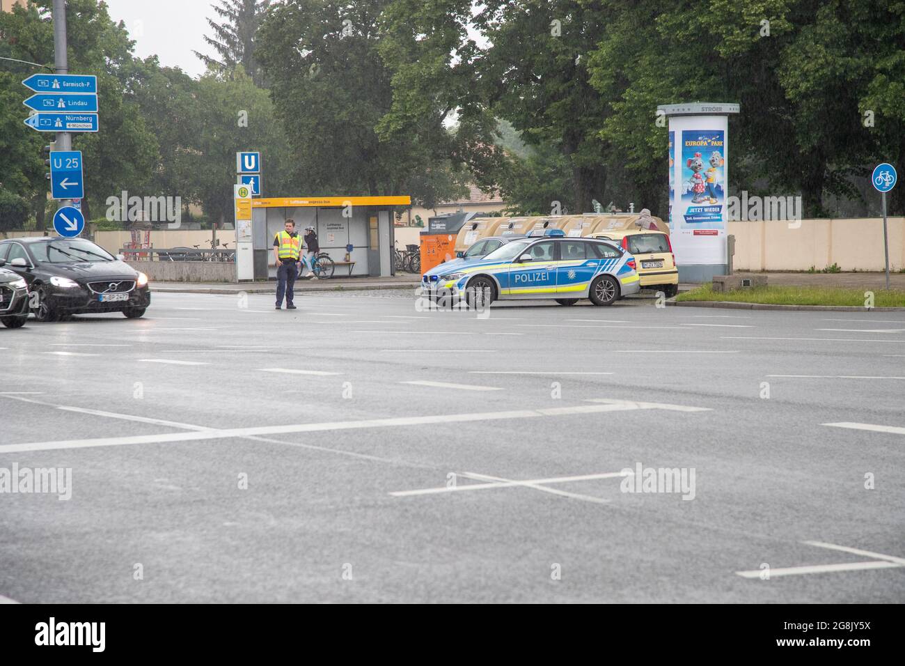 Polizei sperrt Straße in der Ungererstraße. Am 10. Juni 2020 ein Auto in der Ungererstraße Ecke Domagkstraße in München Schwabing in eine Menschenmenge gefahren ist, gab es einen großen Einsatz der Polizei. Drei Menschen wurden verletzt. (Foto: Alexander Pohl/Sipa USA) Quelle: SIPA USA/Alamy Live News Stockfoto