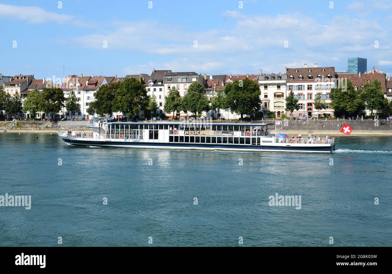 Touristen fahren entlang des Rheins in Basel Schweiz. Stockfoto