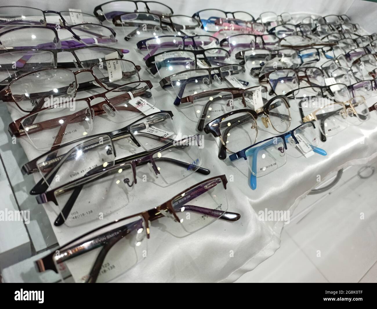 Brillen zum Verkauf im Shop Stockfoto