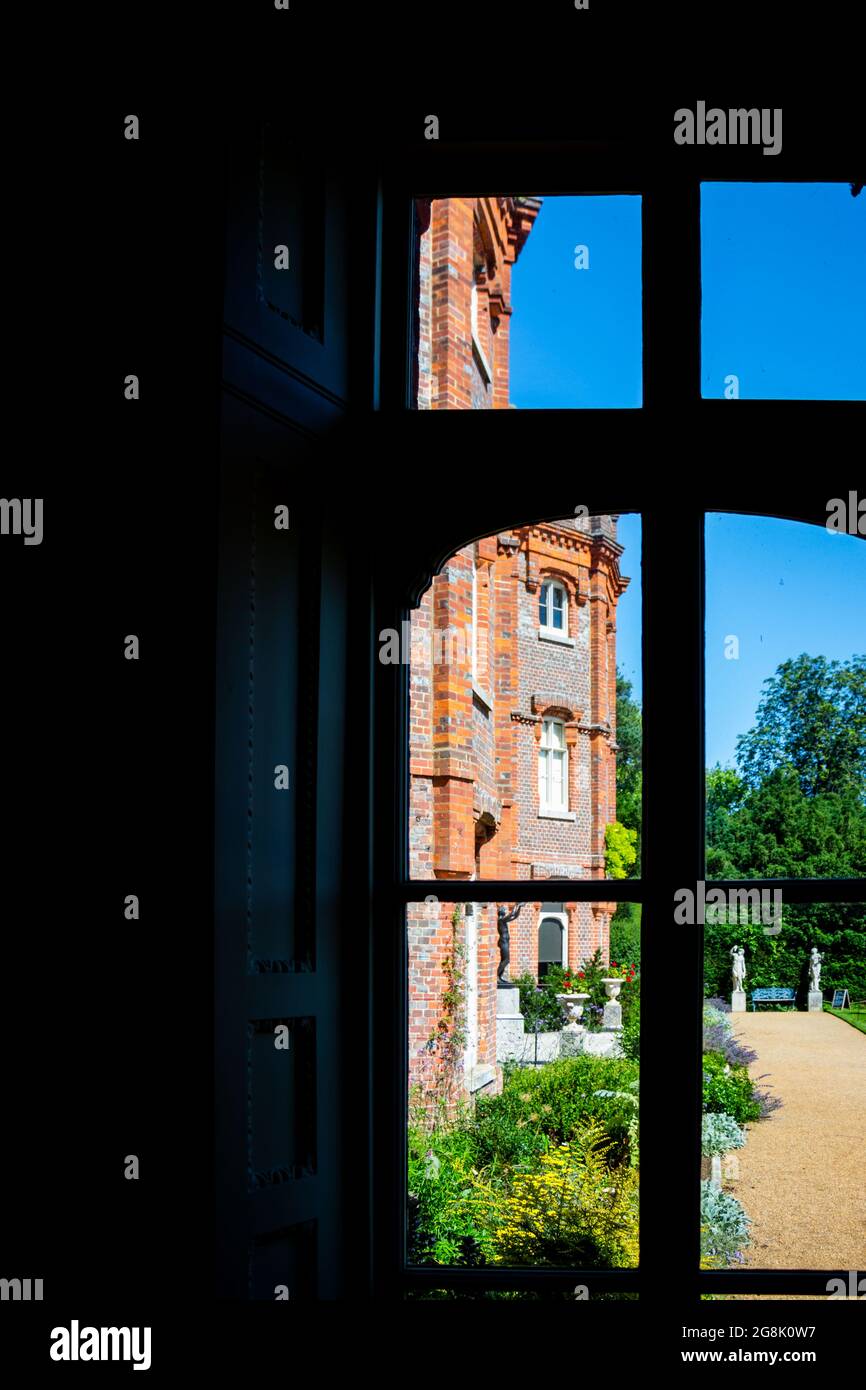 Hughenden Manor durch das reich verzierte Fenster, High Wycombe, geführt Stockfoto