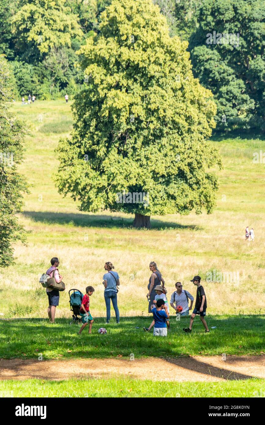 Die Menschen genießen die Parklandschaft rund um Hughenden Manor, High Wycombe Stockfoto