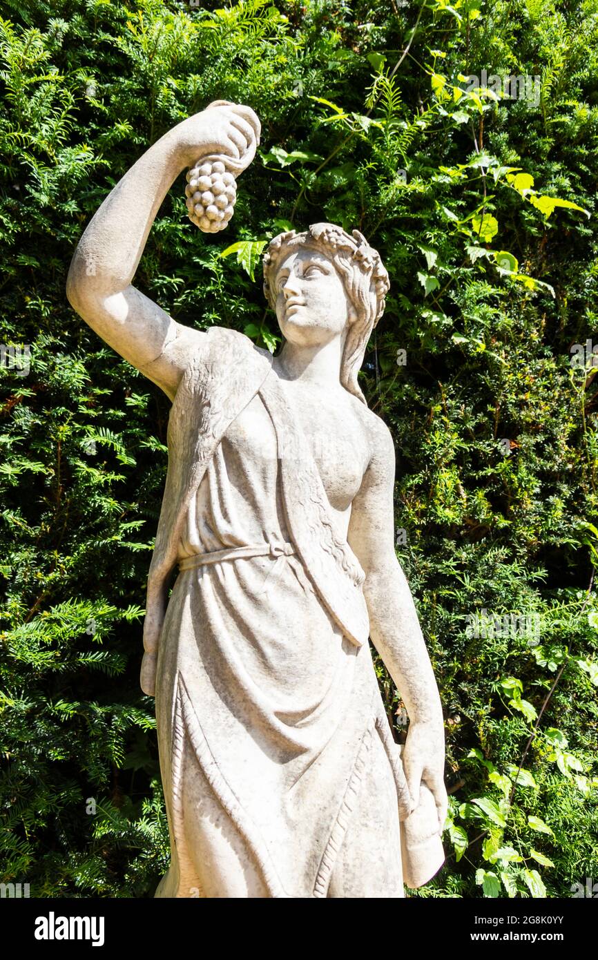 Frauenstatue auf dem Landgut Hughenden, High Wycombe Stockfoto