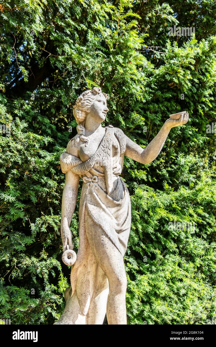 Frauenstatue auf dem Landgut Hughenden, High Wycombe Stockfoto